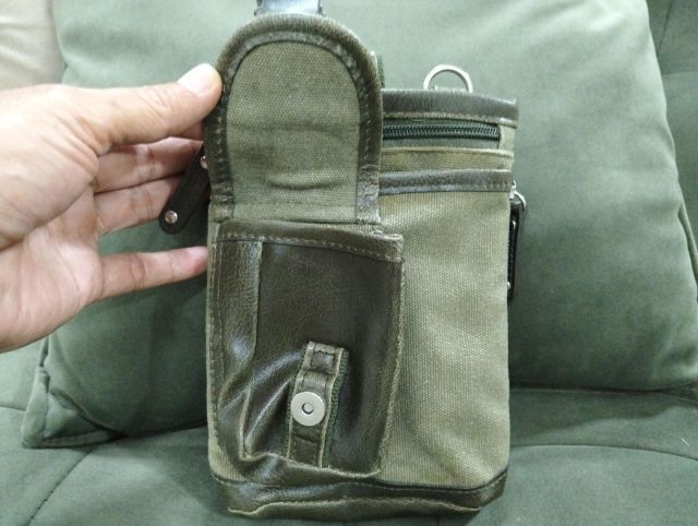 กระเป๋าขนาด กว้าง13 ยาว19 ซม. วัสดุผ้าแคนวาสและหนังมือสองสีเขียวขี้ม้า 2ช่องซิป3ช่องเปิด ด้านในสะอาดมีหูร้อยเข็มขัดและห่วง ใส่เครื่องมือ ฯลฯ รูปที่ 2