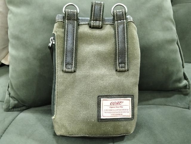 กระเป๋าขนาด กว้าง13 ยาว19 ซม. วัสดุผ้าแคนวาสและหนังมือสองสีเขียวขี้ม้า 2ช่องซิป3ช่องเปิด ด้านในสะอาดมีหูร้อยเข็มขัดและห่วง ใส่เครื่องมือ ฯลฯ รูปที่ 3