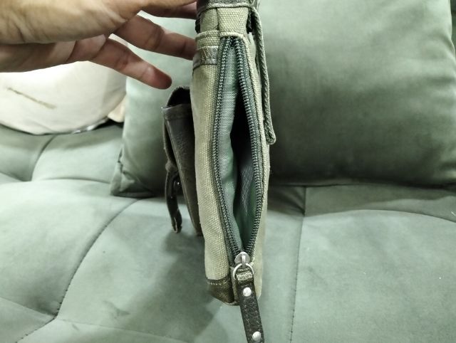 กระเป๋าขนาด กว้าง13 ยาว19 ซม. วัสดุผ้าแคนวาสและหนังมือสองสีเขียวขี้ม้า 2ช่องซิป3ช่องเปิด ด้านในสะอาดมีหูร้อยเข็มขัดและห่วง ใส่เครื่องมือ ฯลฯ รูปที่ 5