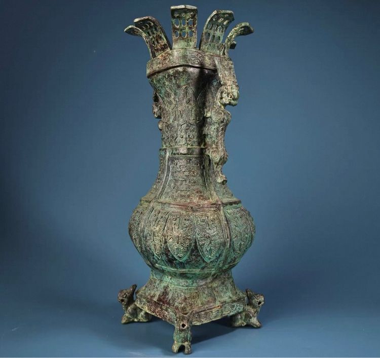 ✨ภาชนะไวน์สำริดโบราณที่มีลวดลายมังกรและสัตว์ในตำนาน คล้ายกับรูปแบบของราชวงศ์โจว 