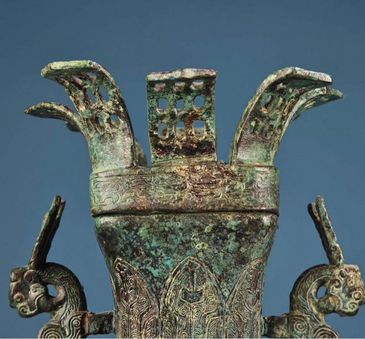 ✨ภาชนะไวน์สำริดโบราณที่มีลวดลายมังกรและสัตว์ในตำนาน คล้ายกับรูปแบบของราชวงศ์โจว  รูปที่ 2