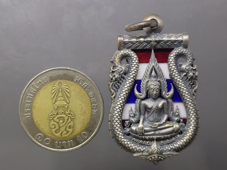 เหรียญพระพุทธชินราช เสมาฉลุลาย ยกซุ้มพญานาค รุ่นมหาจักรพรรดิ เนื้อบรอนซ์ลงยาราชาวดี สีธงชาติ ชุบเงินซาติน วัดพระศรีรัตนมหาธาตุฯ ปี2555 พร้อม รูปที่ 6