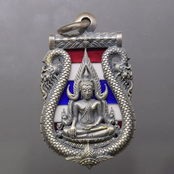 เหรียญพระพุทธชินราช เสมาฉลุลาย ยกซุ้มพญานาค รุ่นมหาจักรพรรดิ เนื้อบรอนซ์ลงยาราชาวดี สีธงชาติ ชุบเงินซาติน วัดพระศรีรัตนมหาธาตุฯ ปี2555 พร้อม รูปที่ 2