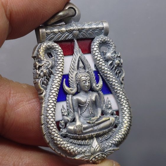 เหรียญพระพุทธชินราช เสมาฉลุลาย ยกซุ้มพญานาค รุ่นมหาจักรพรรดิ เนื้อบรอนซ์ลงยาราชาวดี สีธงชาติ ชุบเงินซาติน วัดพระศรีรัตนมหาธาตุฯ ปี2555 พร้อม รูปที่ 4