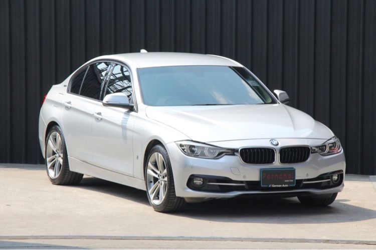 รถ BMW Series 3 330e สี บรอนซ์เงิน