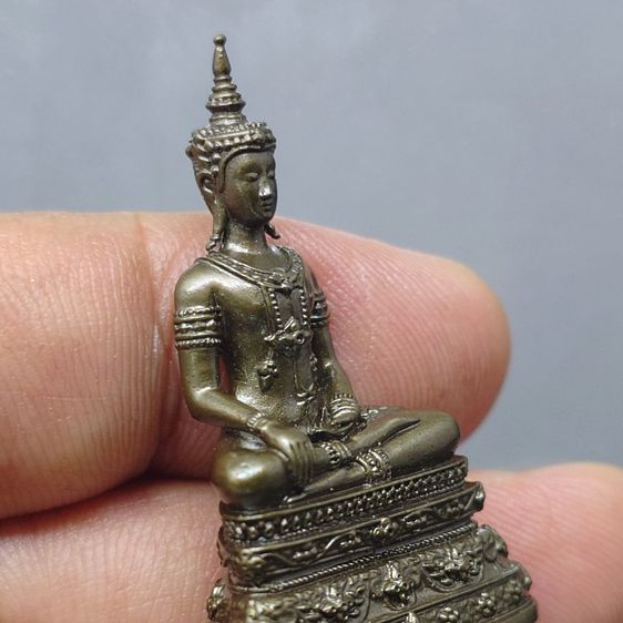 พระกริ่งพุทธมหาบารมีนุภาพพิสุทธิ์ อนุตตรสังคามวิชัย เนื้อสำริดรมมันปู ผลงานศิลปินแห่งชาติ อ.จักรพันธุ์ โปรษยกฤต ปี2553 พร้อมกล่องเดิม หายาก  รูปที่ 5