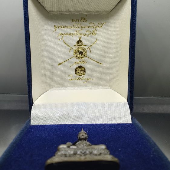 พระกริ่งพุทธมหาบารมีนุภาพพิสุทธิ์ อนุตตรสังคามวิชัย เนื้อสำริดรมมันปู ผลงานศิลปินแห่งชาติ อ.จักรพันธุ์ โปรษยกฤต ปี2553 พร้อมกล่องเดิม หายาก  รูปที่ 2