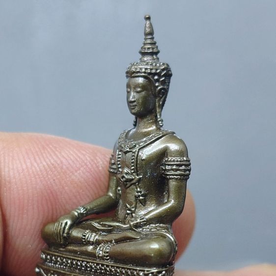 พระกริ่งพุทธมหาบารมีนุภาพพิสุทธิ์ อนุตตรสังคามวิชัย เนื้อสำริดรมมันปู ผลงานศิลปินแห่งชาติ อ.จักรพันธุ์ โปรษยกฤต ปี2553 พร้อมกล่องเดิม หายาก  รูปที่ 6