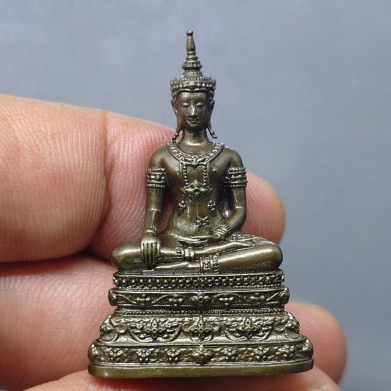 พระกริ่งพุทธมหาบารมีนุภาพพิสุทธิ์ อนุตตรสังคามวิชัย เนื้อสำริดรมมันปู ผลงานศิลปินแห่งชาติ อ.จักรพันธุ์ โปรษยกฤต ปี2553 พร้อมกล่องเดิม หายาก  รูปที่ 3