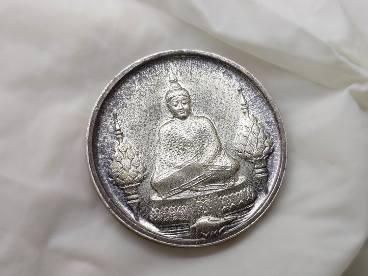 เหรียญพระแก้วมรกต ภปร รุ่นสอง ชุด 3 ฤดู เนื้อเงิน ฉลองกรุงรัตนโกสินทร์ 200 ปี พ.ศ.2525 พร้อมกล่องเดิม รูปที่ 4