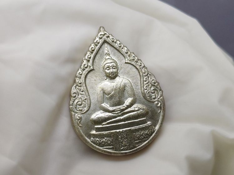 เหรียญพระแก้วมรกต ภปร รุ่นสอง ชุด 3 ฤดู เนื้อเงิน ฉลองกรุงรัตนโกสินทร์ 200 ปี พ.ศ.2525 พร้อมกล่องเดิม รูปที่ 6