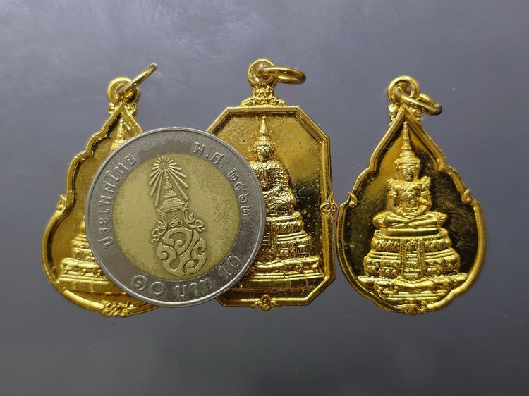 พระแก้วมรกต 3 ฤดู ที่ระลึกเปิดสำนักงานใหญ่ ธนาคารกรุงไทย (หลวงปู่ดู่ วัดสะแก อธิษฐานจิต) เนื้อกาหลั่ยทอง พ.ศ.2525 พร้อมกล่องเดิมๆ หายาก รูปที่ 6