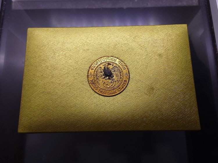 พระแก้วมรกต 3 ฤดู ที่ระลึกเปิดสำนักงานใหญ่ ธนาคารกรุงไทย (หลวงปู่ดู่ วัดสะแก อธิษฐานจิต) เนื้อกาหลั่ยทอง พ.ศ.2525 พร้อมกล่องเดิมๆ หายาก รูปที่ 7