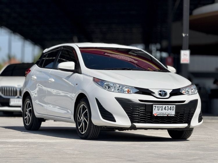 รถ Toyota Yaris 1.2 J สี ขาว
