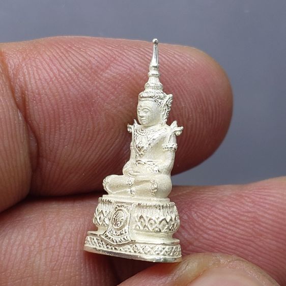 พระแก้วมรกต ภปร ( รุ่นแรก ) ฉลองครบ 75 พรรษา รัชกาลที่9 เนื้อเงิน พิมพ์เล็ก ปี2545 พร้อมกล่องเดิม รูปที่ 6