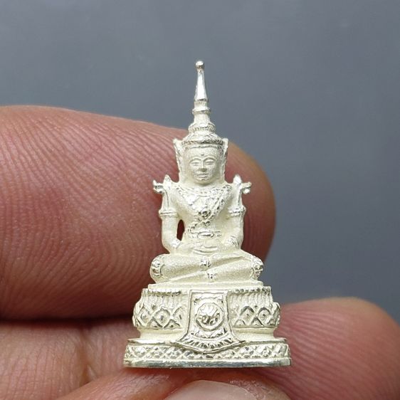 พระแก้วมรกต ภปร ( รุ่นแรก ) ฉลองครบ 75 พรรษา รัชกาลที่9 เนื้อเงิน พิมพ์เล็ก ปี2545 พร้อมกล่องเดิม รูปที่ 3