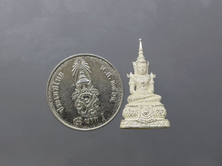 พระแก้วมรกต ภปร ( รุ่นแรก ) ฉลองครบ 75 พรรษา รัชกาลที่9 เนื้อเงิน พิมพ์เล็ก ปี2545 พร้อมกล่องเดิม รูปที่ 8