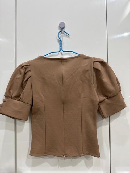 เสื้อสีน้ำตาลคอเหลี่ยม รูปที่ 2