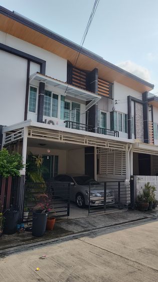 Land and Houses ตกแต่งครบ 2016 3 นอน 3 น้ำ ห้องโถง ห้องครัว จอดรถ 2 คัน อยู่ถนนหลัก ตอนนี้ยังอาศัยอยู่  มีเฟอร์ให้ แอร์ 4 ตัว พร้อมเข้าอยู่ เฟอร์นิเจอร์ ให้หมด ห้องน้ำข้าง รูปที่ 3
