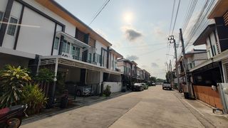 3 นอน 3 น้ำ ห้องโถง ห้องครัว จอดรถ 2 คัน อยู่ถนนหลัก ตอนนี้ยังอาศัยอยู่  มีเฟอร์ให้ แอร์ 4 ตัว พร้อมเข้าอยู่ เฟอร์นิเจอร์ ให้หมด ห้องน้ำข้าง