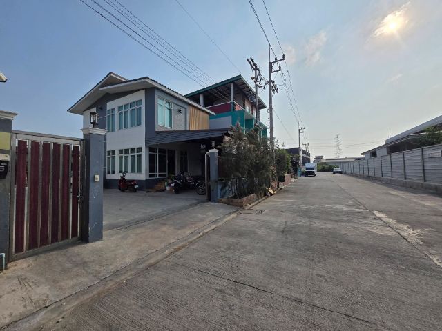 ให้เช่าโรงงานพร้อมบ้านพักและหอพัก 8 ห้อง ผังสีชมพู สมุทรสาคร
