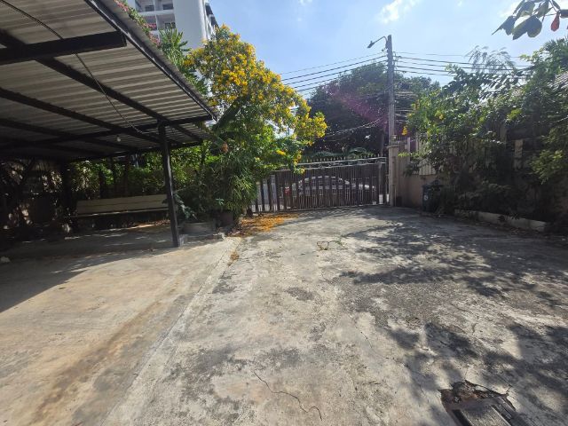 ให้เช่าบ้านหลังโรงพยาบาลเซนต์หลุยส์สาทร ทำดีๆจอดรถได้เยอะเหมาะพักอาศัยและทำธุรกิจ