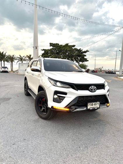 รถ Toyota Fortuner 2.4 V สี ขาว