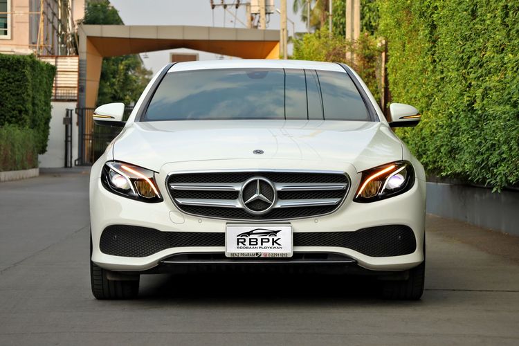 Mercedes-Benz E-Class 2017 E300e Sedan ปลั๊กอินไฮบริด (PHEV) ไม่ติดแก๊ส เกียร์อัตโนมัติ ขาว รูปที่ 3
