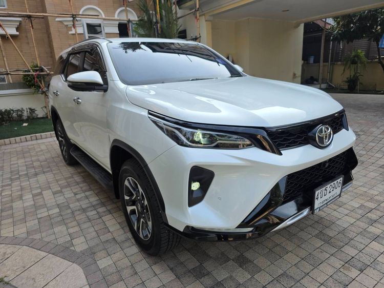 รถ Toyota Fortuner 2.4 Leader V สี ขาว