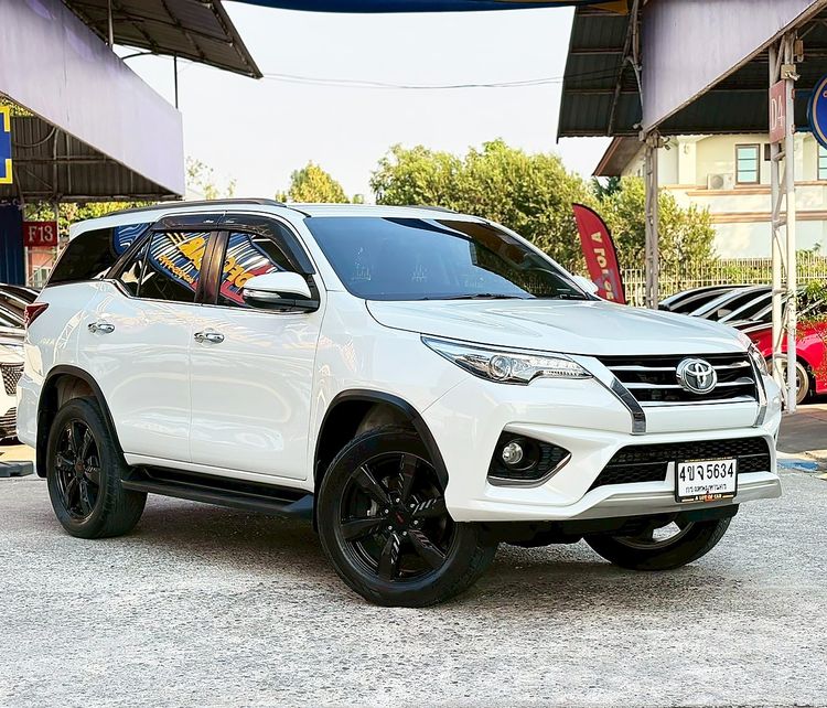 รถ Toyota Fortuner 2.8 V TRD Sportivo 4WD สี ขาว