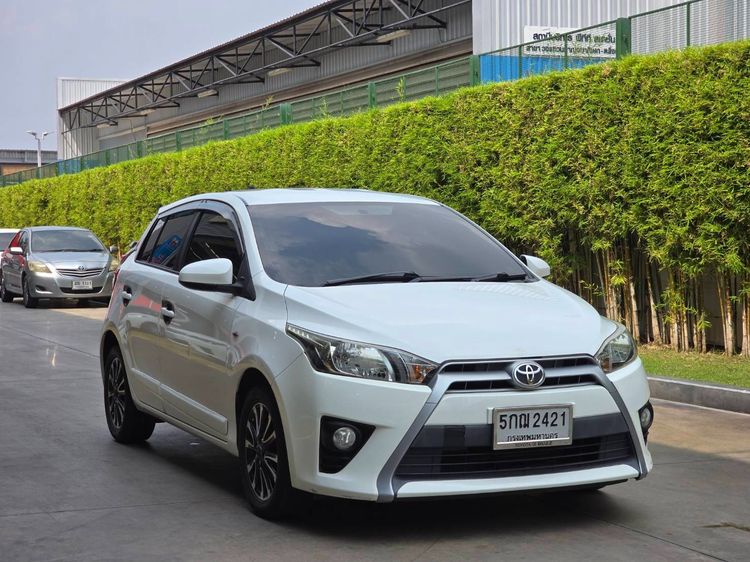 รถ Toyota Yaris 1.2 E สี ขาว