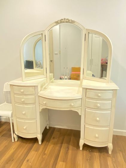  โต๊ะเครื่องแป้ง  Pottery Barn "Lilac" Vanity