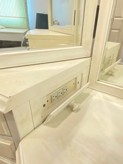  โต๊ะเครื่องแป้ง  Pottery Barn "Lilac" Vanity   รูปที่ 3