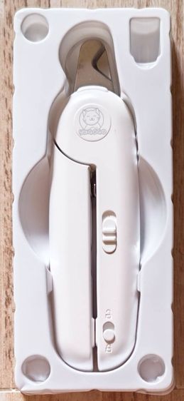 อื่นๆ ขายกรรไกรตัดเล็บสัตว์เลี้ยงไฟ LED ช่วยให้มองเห็นเส้นเลือดในเล็บ ป้องกันการโดนเนื้อ ผลิตจากวัสดุ ABS และสแตนเลส มีช่องเก็บเศษเล็บ ตะไบในตัว