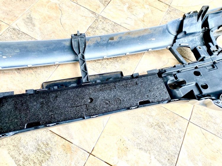 ขาย กันชนหน้ารถ Mercedes W203 สีเงิน มือสอง - Mercedes W203 Front Bumper Silver Used รูปที่ 10