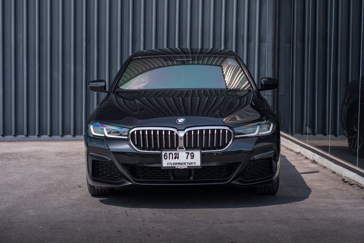 BMW Series 5 2021 530e Sedan ปลั๊กอินไฮบริด (PHEV) ไม่ติดแก๊ส เกียร์อัตโนมัติ ดำ รูปที่ 3