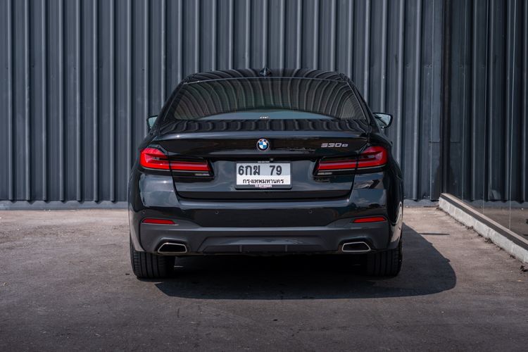 BMW Series 5 2021 530e Sedan ปลั๊กอินไฮบริด (PHEV) ไม่ติดแก๊ส เกียร์อัตโนมัติ ดำ รูปที่ 4