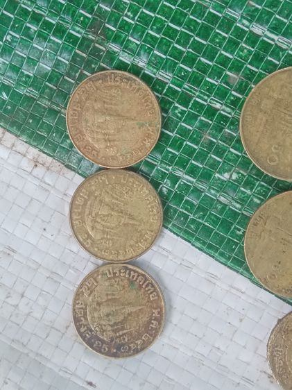 25 สตางค์ 2553 เนื้อทองเหลืองผสมทองแดง  รูปที่ 4