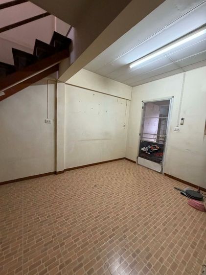 อื่นๆ ไม่มี ขายบ้านแฝด บ้านเอื้ออาทรศิลา(เจ้าของขายเอง) สภาพเดิม พร้อมอยู่ ต่อเติมโรงรถพร้อมกั้นห้องกระจกด้านหน้าเรียบร้อย รูปที่ 3