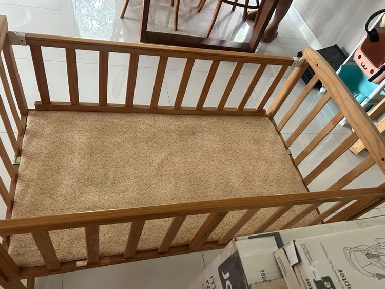 เตียงไม้เด็ก มีล้อหมุน lock ได้  รูปที่ 4