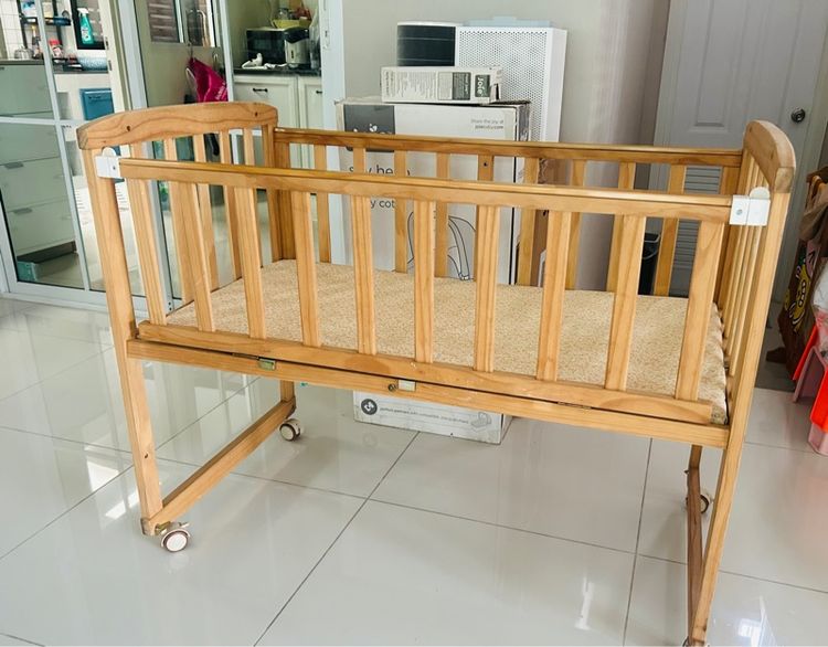 เตียงไม้เด็ก มีล้อหมุน lock ได้ 