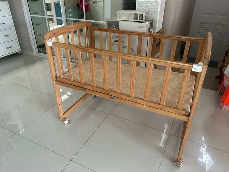 เตียงไม้เด็ก มีล้อหมุน lock ได้  รูปที่ 5