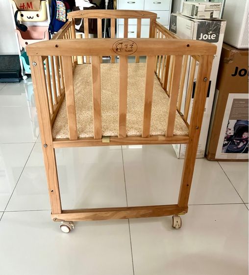 เตียงไม้เด็ก มีล้อหมุน lock ได้  รูปที่ 3