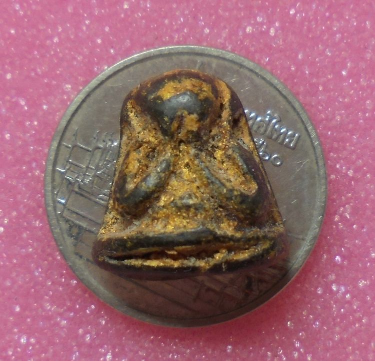 พระปิดตาเนื้อผง คลุกรัก ไม่ทราบที่ รูปที่ 3