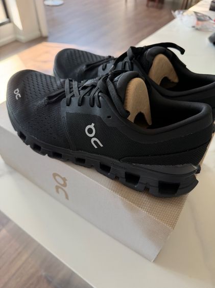 รองเท้า On รูปที่ 5