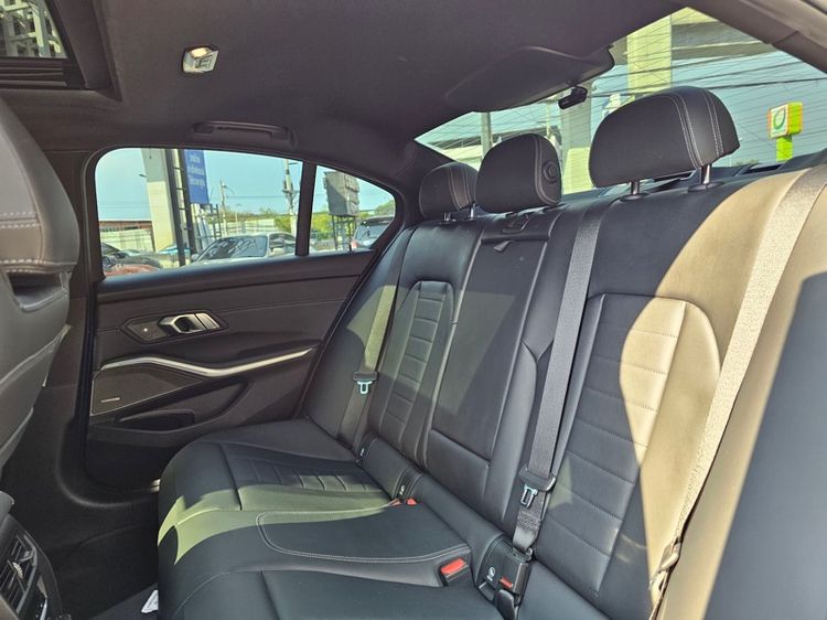 BMW Series 3 2020 330e Sedan ปลั๊กอินไฮบริด (PHEV) ไม่ติดแก๊ส เกียร์อัตโนมัติ น้ำเงิน รูปที่ 3