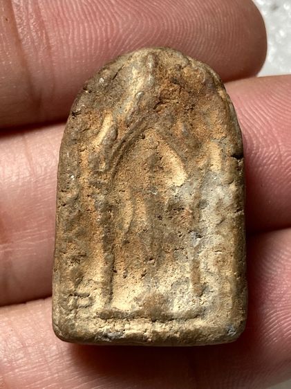 พระยืนซุ้มประตู