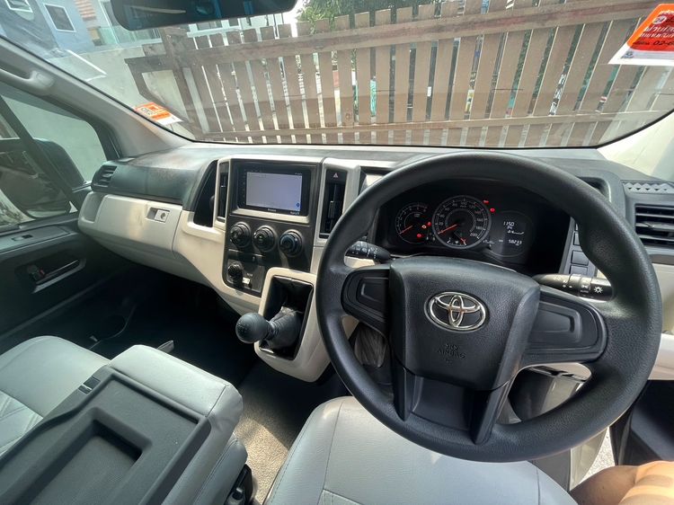 Toyota Commuter 2021 2.8 Van ดีเซล ไม่ติดแก๊ส เกียร์ธรรมดา ขาว รูปที่ 2