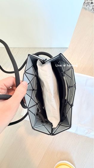 New WRING METALLIC Shoulder Bag (Small) รูปที่ 10