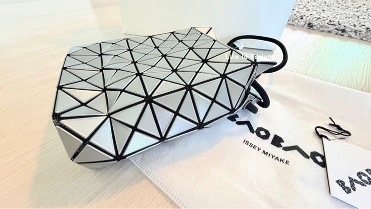 New WRING METALLIC Shoulder Bag (Small) รูปที่ 6